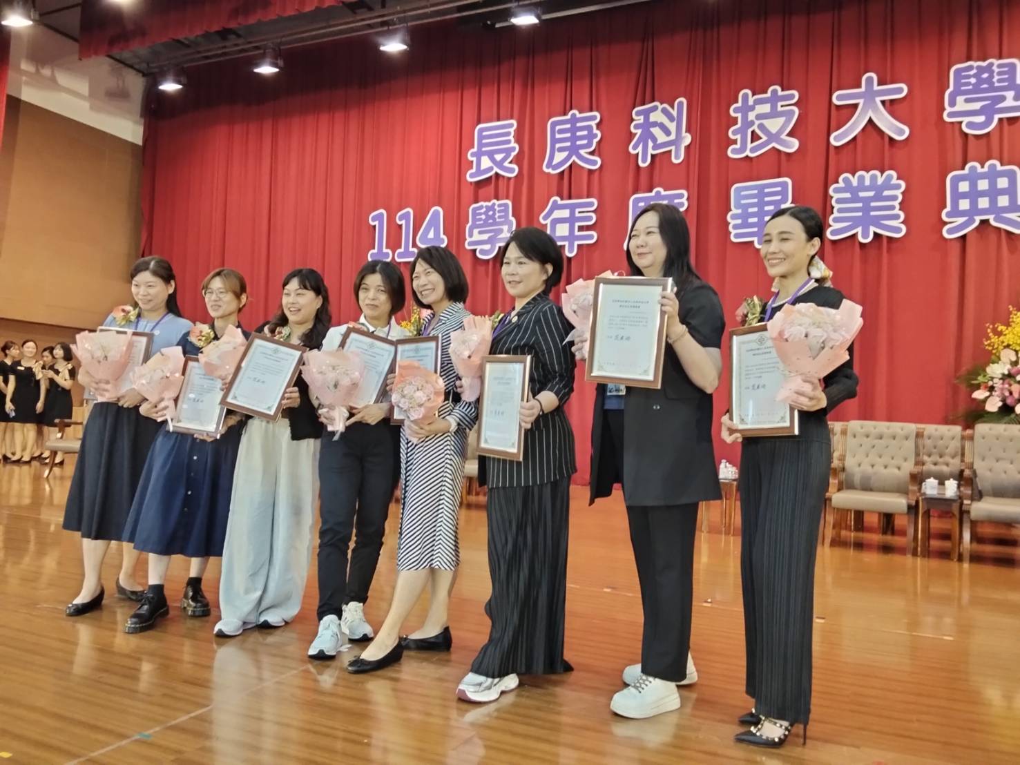 校友於長庚科技大學校慶大會受獎合照二，全體傑出校友與校內師長於講台大合照